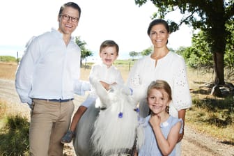 Prinz Daniel, Prinz Oscar, Kronprinzessin Victoria und Prinzessin Estelle: Die Schweden-Royals grüßen aus Öland.