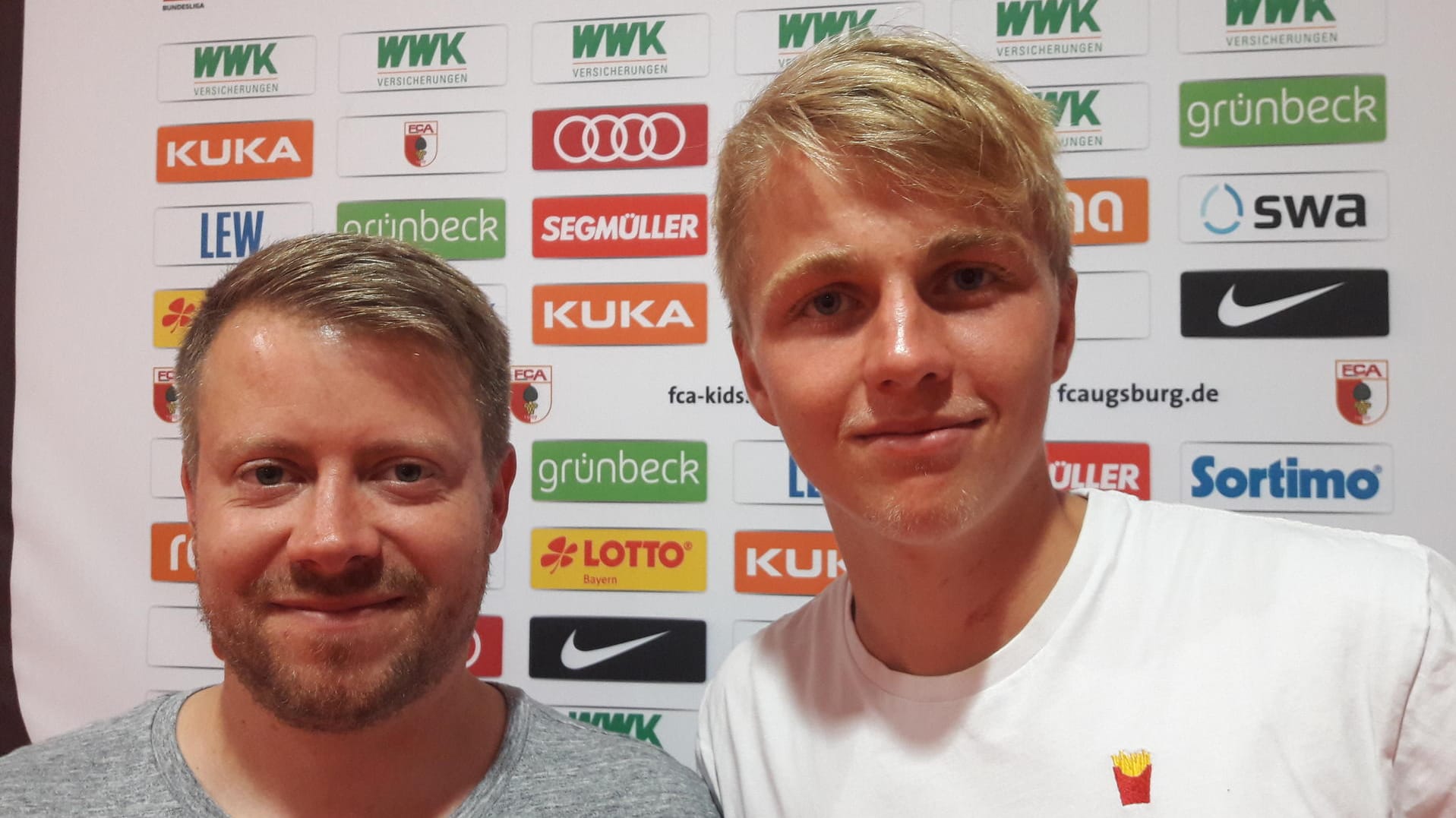 Felix Götze (rechts) und t-online.de-Reporter Tobias Ruf in Augsburg.