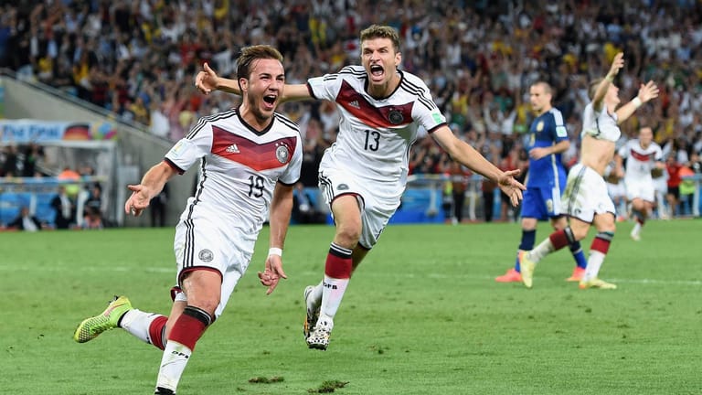 Felix Götzes Bruder Mario (vorne) erzielt im WM-Finale gegen Argentinien das Siegtor.