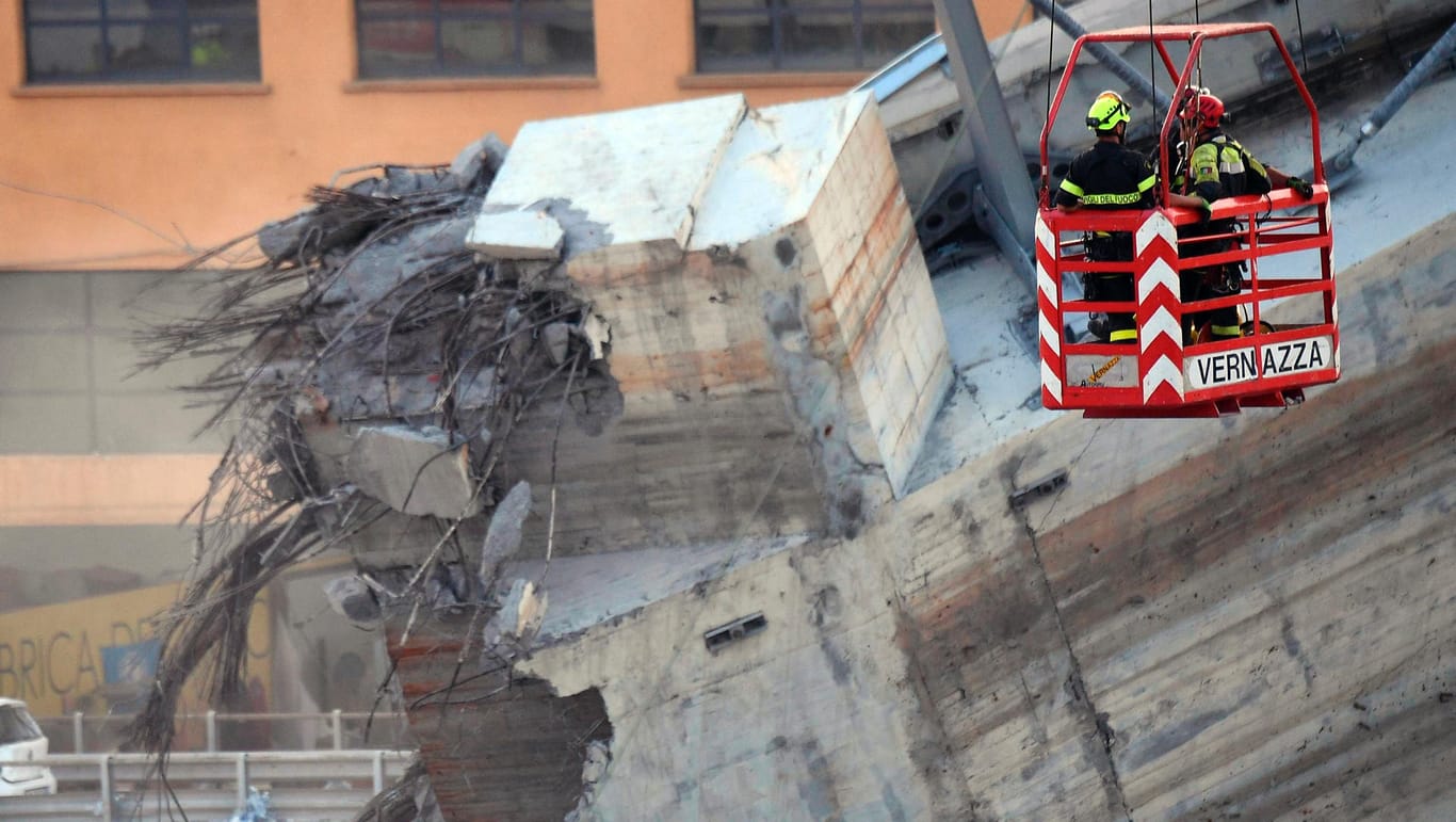 Die eingestürzte Autobahnbrücke in Genua: Wegen verdächtiger Geräusche musste die Feuerwehr ihre Bergungsarbeiten einstellen.