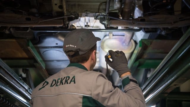 Die Sachverständigenorganisation Dekra (HU) prüft bei der HU nicht nur das Fahrzeug, sondern auch alle wichtigen Dokumente. Die Sachverständigenorganisation Dekra (HU) prüft bei der HU nicht nur das Fahrzeug, sondern auch alle wichtigen Dokumente.