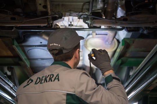 Die Sachverständigenorganisation Dekra (HU) prüft bei der HU nicht nur das Fahrzeug, sondern auch alle wichtigen Dokumente.
