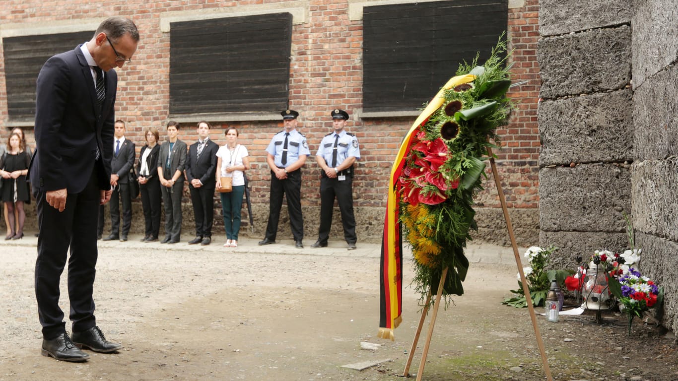 Außenminister Mass: Tiefe Verbeugung vor der Todeswand im Stammlager in Auschwitz.