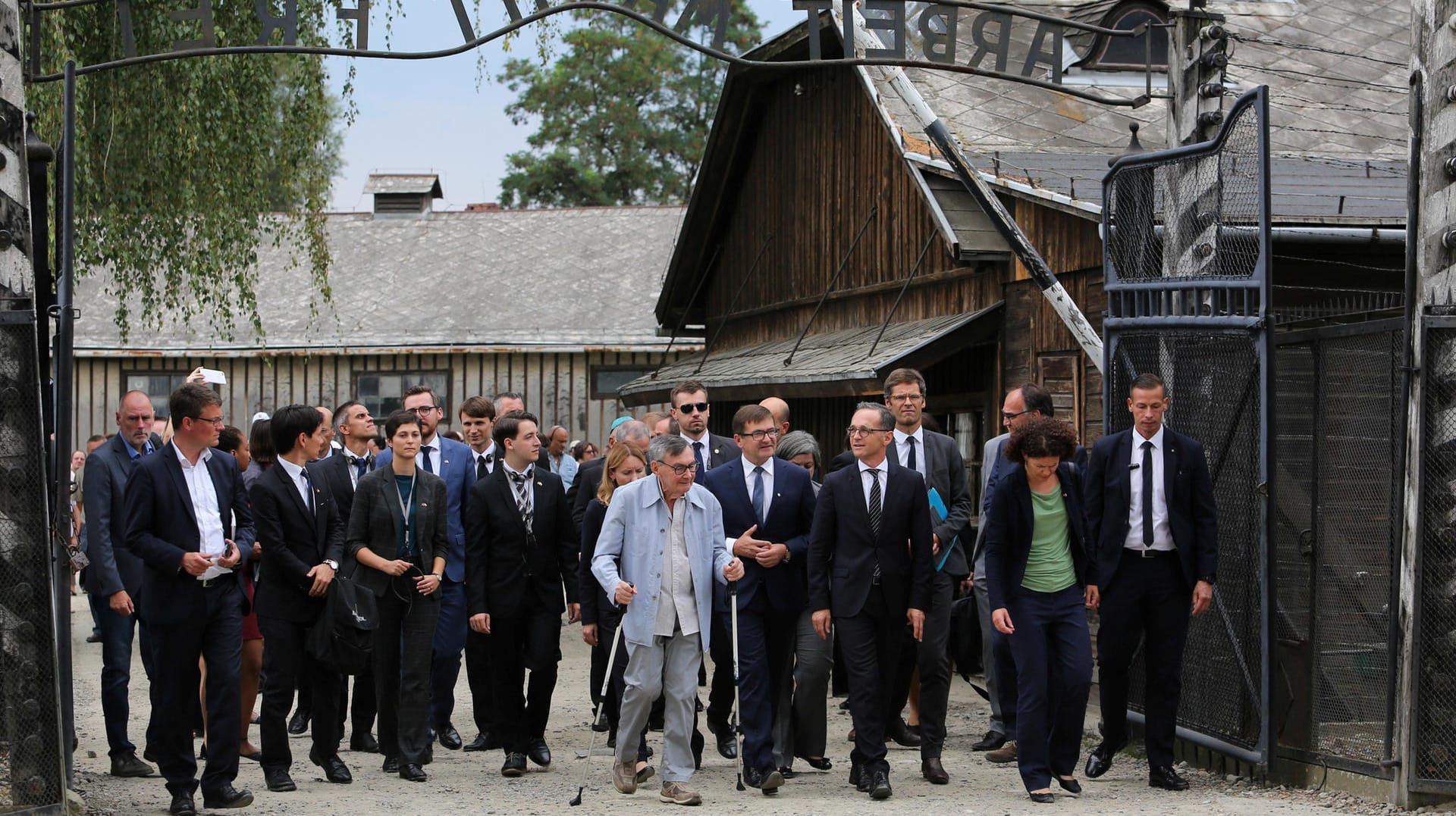 Am Tor zum Stammlager in Auschwitz: Außenminister Maas mit dem Holocaust-Überlebenden Marian Turski und Begleitern.