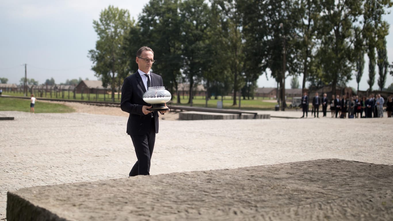 Außenminister Maas stellt ein Grablicht an der Gedenkstätte im ehemaligen Vernichtslager Auschwitz-Birkenau ab.