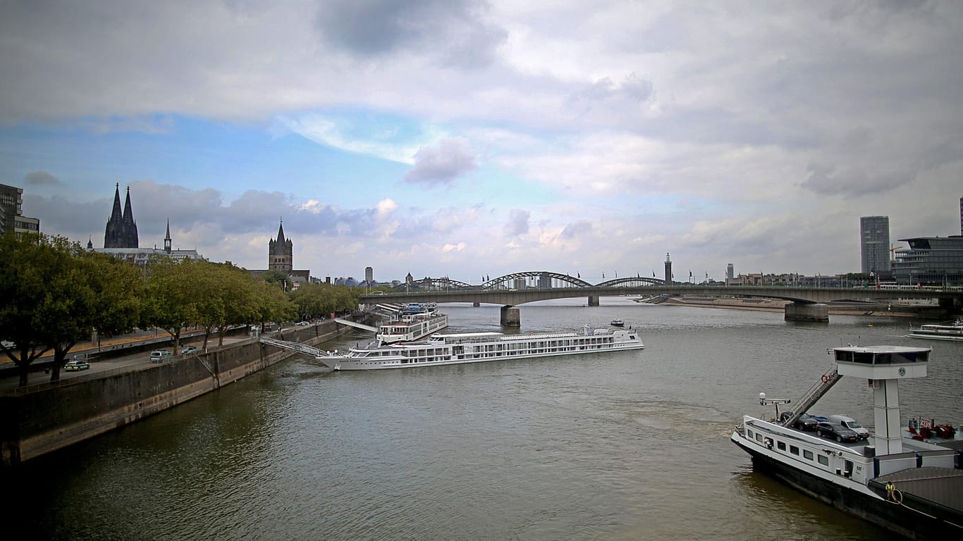 Ausflugsschiff auf Rhein havariert: Das Fahrgastschiff «Douce France» liegt an einem Anleger fest.