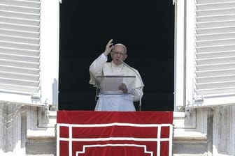 Papst Franziskus segnet die Menge beim Angelus-Mittagsgebet auf dem Petersplatz.