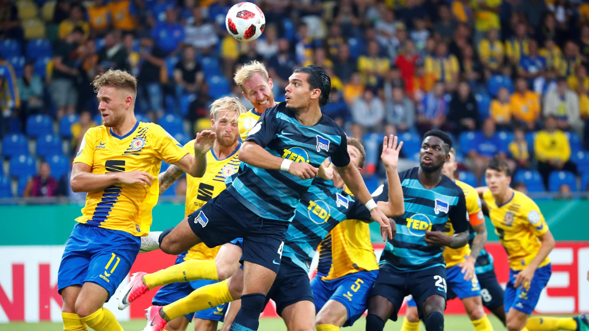 Herthas Rekik (M.) beim Kopfball gegen die Braunschweiger Abwehr.