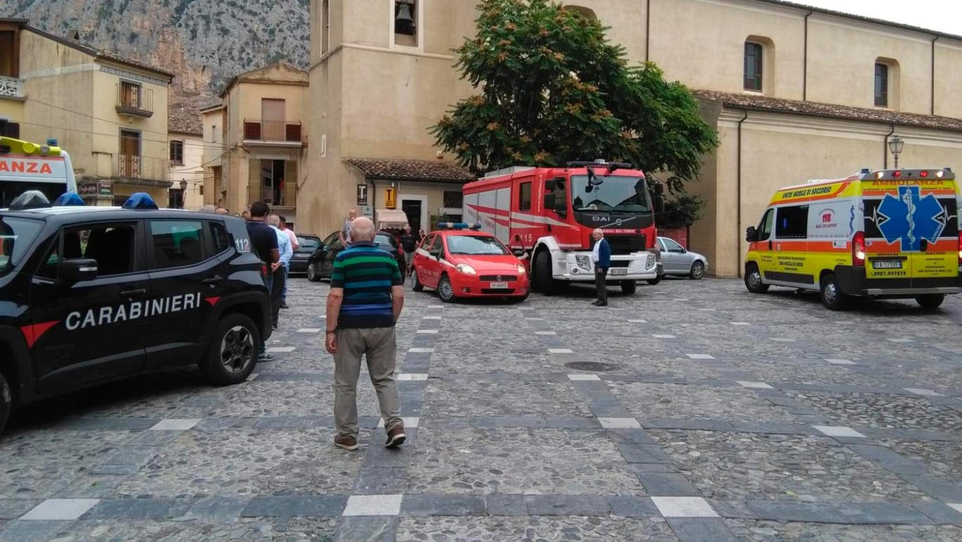Rettungsfahrzeuge stehen auf einem Platz in Civita. In einer nahe liegenden Schlucht sind mehrere Menschen bei einem Ausflug ums Leben gekommen.