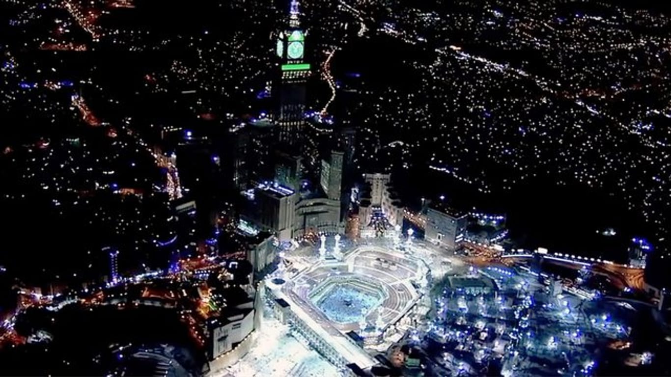 Mekka bei Nacht: Die Stadt im Westen Saudi-Arabiens ist mit dem Heiligtum der Kaaba der zentrale Wallfahrtsort des Islams.