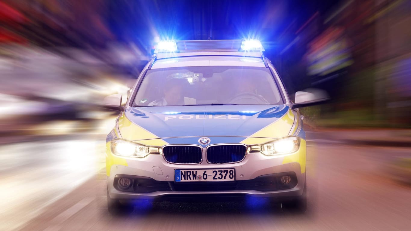 Ein Polizeiauto mit Blaulicht: In der Kölner Innenstadt wurde ein Mann brutal überfallen.