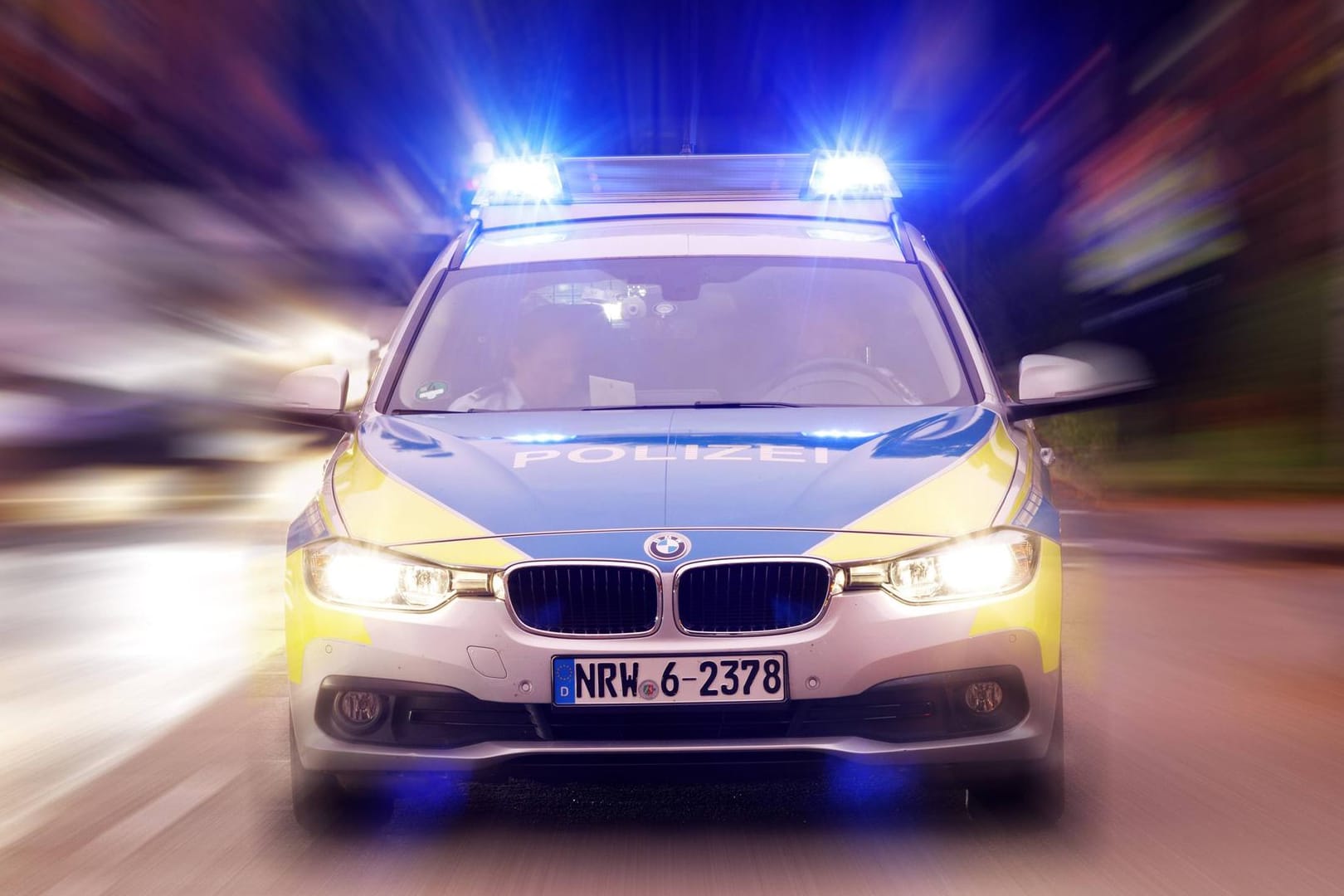 Ein Polizeiauto mit Blaulicht: In der Kölner Innenstadt wurde ein Mann brutal überfallen.