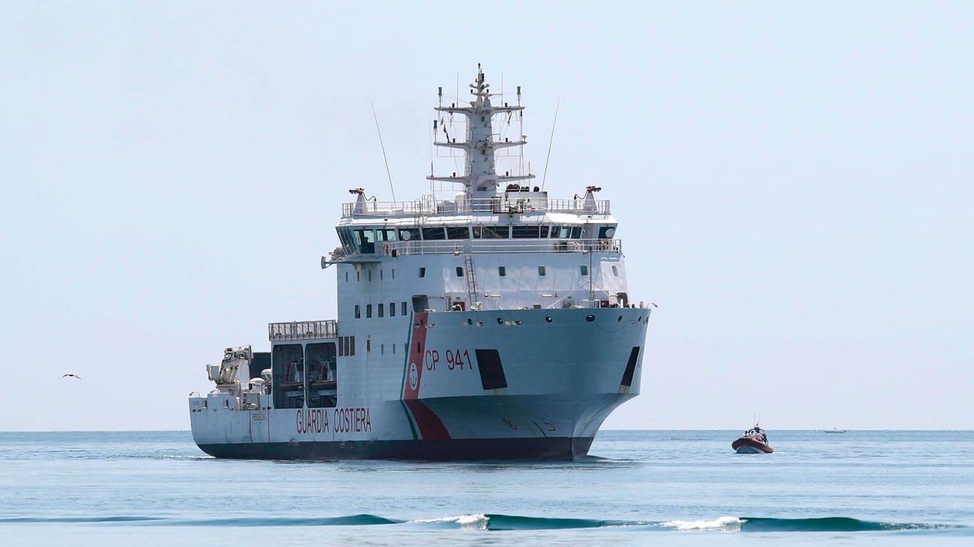 Schiff "Diciotti" vor italienischer Küste: Der Innenminister von Italien forderte andere europäische Länder auf, die 177 Migranten an Bord aufzunehmen.