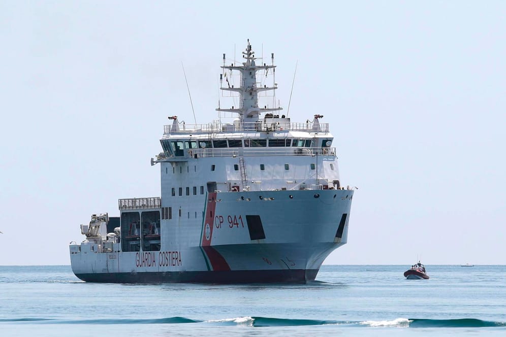 Schiff "Diciotti" vor italienischer Küste: Der Innenminister von Italien forderte andere europäische Länder auf, die 177 Migranten an Bord aufzunehmen.