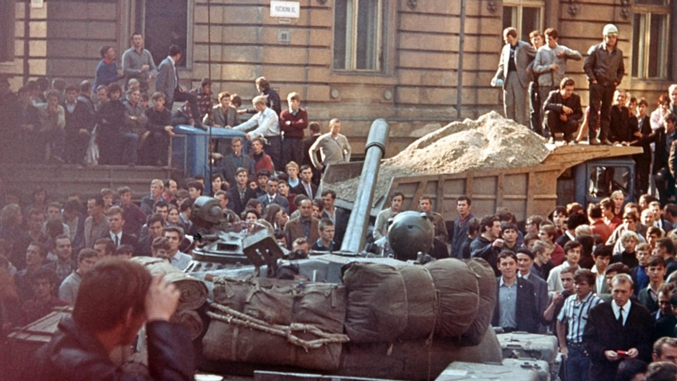 Prager Bürger umringen am 21. August 1968 einrollende sowjetische Panzer.