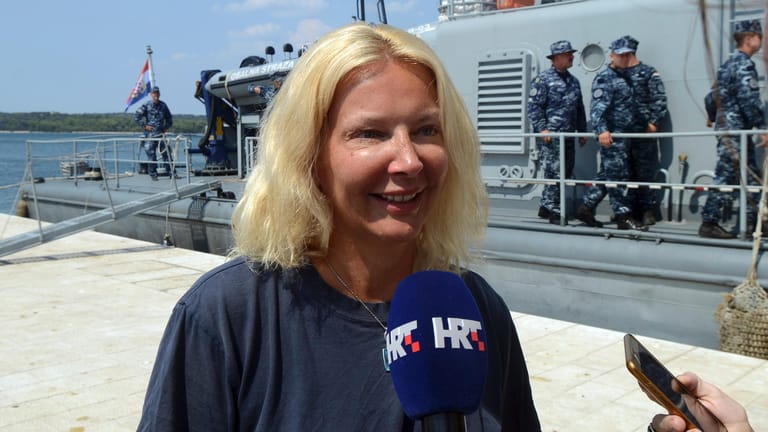 Die Britin wird nach dem Verlassen des kroatischen Marineschiffs interviewt.