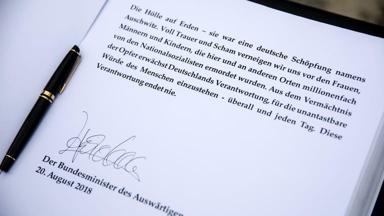 Eintrag von Bundesaußenminister Maas im Gedenkbuch des ehemaligen deutschen Konzentrationslagers Auschwitz