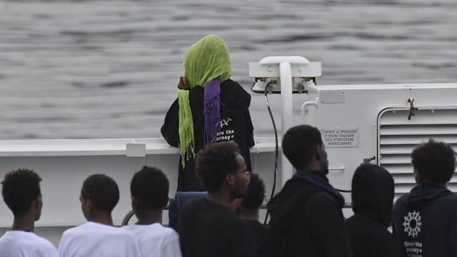Innenminister Matteo Salvini will die Menschen nicht an Land gehen lassen, solange es keine "Antworten von Europa" gebe. Innenminister Matteo Salvini will die Menschen nicht an Land gehen lassen, solange es keine "Antworten von Europa" gebe.