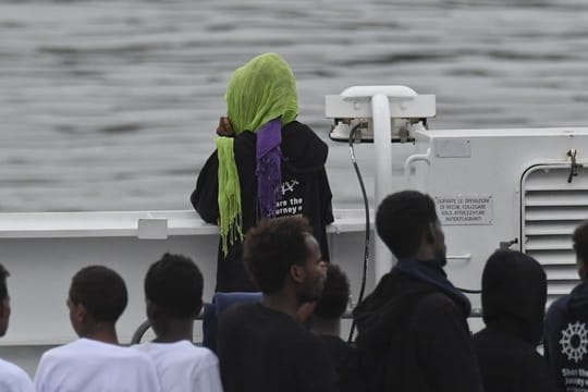 Innenminister Matteo Salvini will die Menschen nicht an Land gehen lassen, solange es keine "Antworten von Europa" gebe.