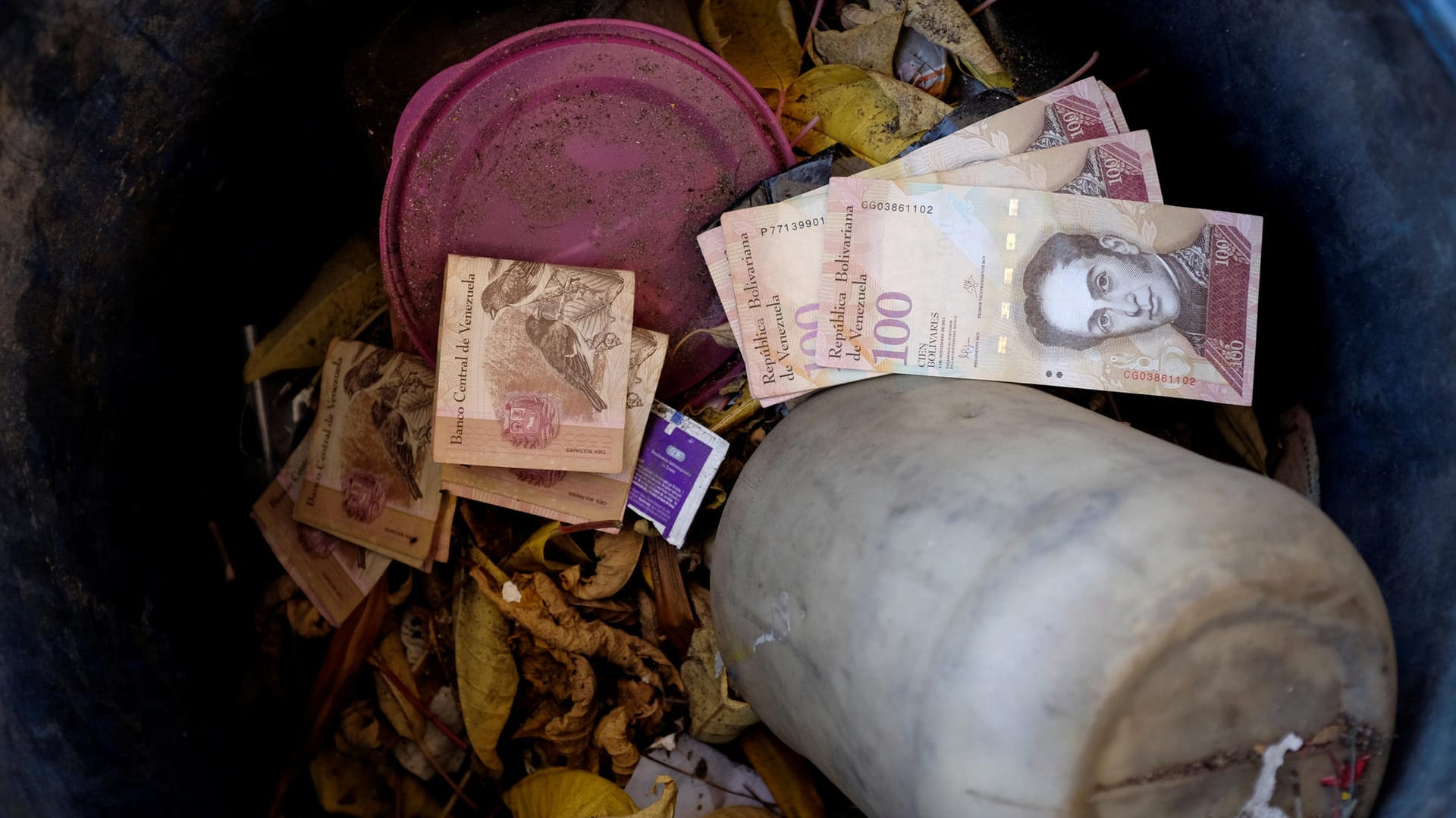 Venezolanische Geldscheine im Wert von 100 Bolivar liegen in einem Mülleimer an einer Tankstelle: Die Bevölkerung misstraut den neuen Banknoten.