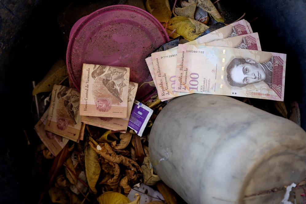 Venezolanische Geldscheine im Wert von 100 Bolivar liegen in einem Mülleimer an einer Tankstelle: Die Bevölkerung misstraut den neuen Banknoten.