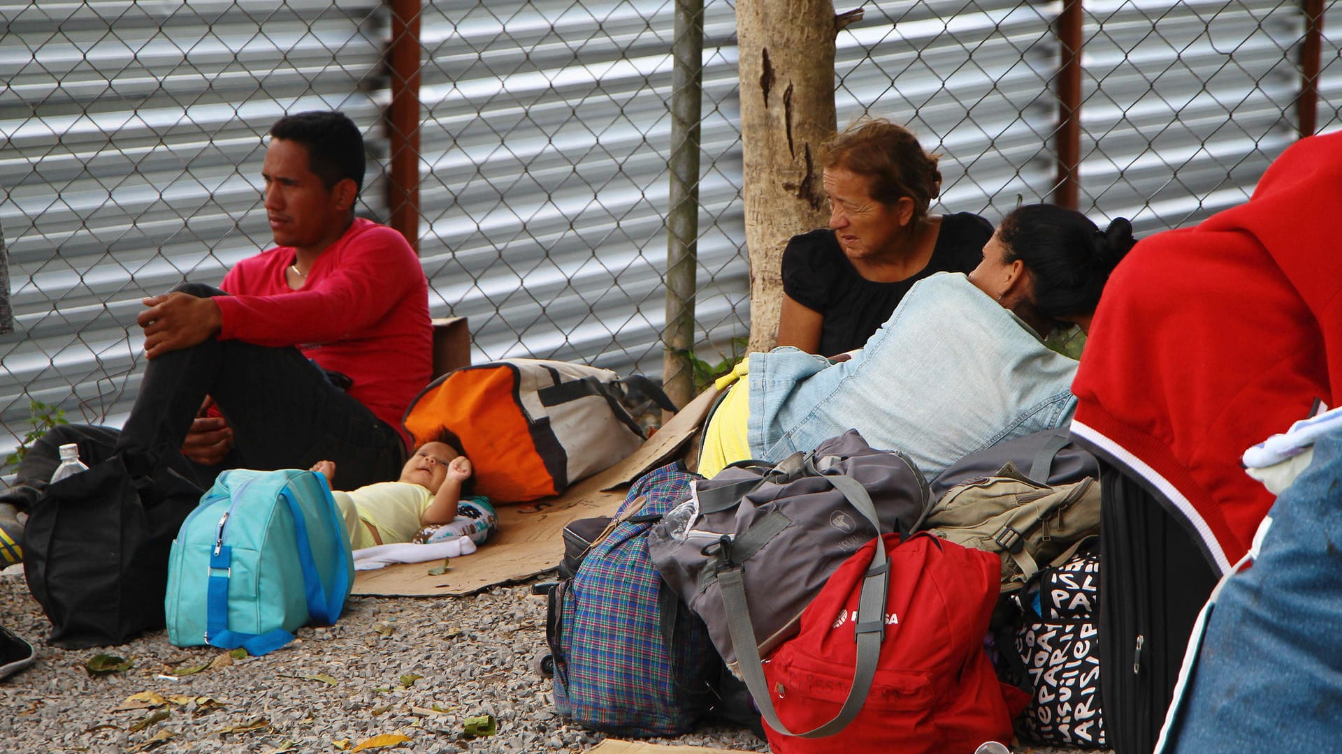 Venezolanische Migranten an der Grenze nach Brasilien: Mehr als zwei Millionen Menschen sollen seit Beginn der Krise das Land verlassen haben.