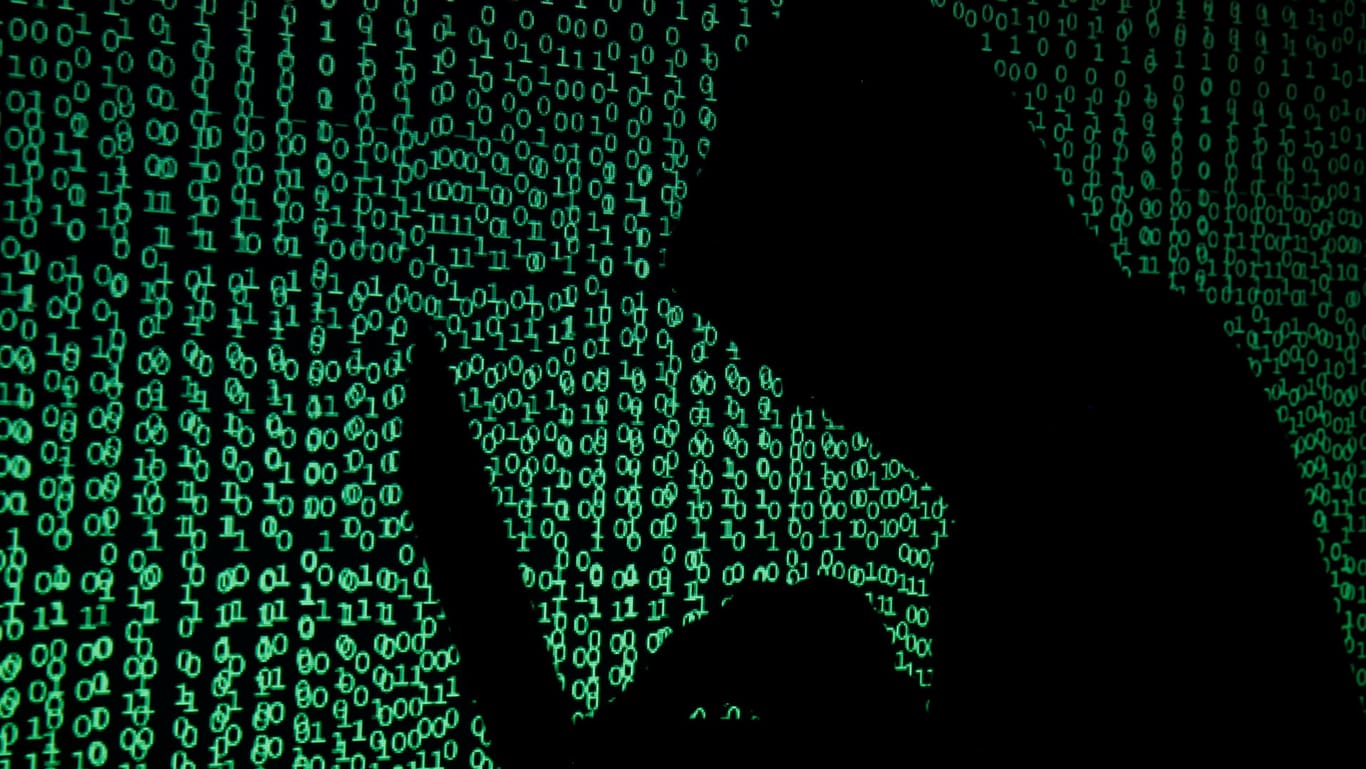 Der Schatten eines Mannes mit Laptop (Symbolbild): Russische Hacker sollen erneut Webseiten von US-Institutionen attackiert haben.