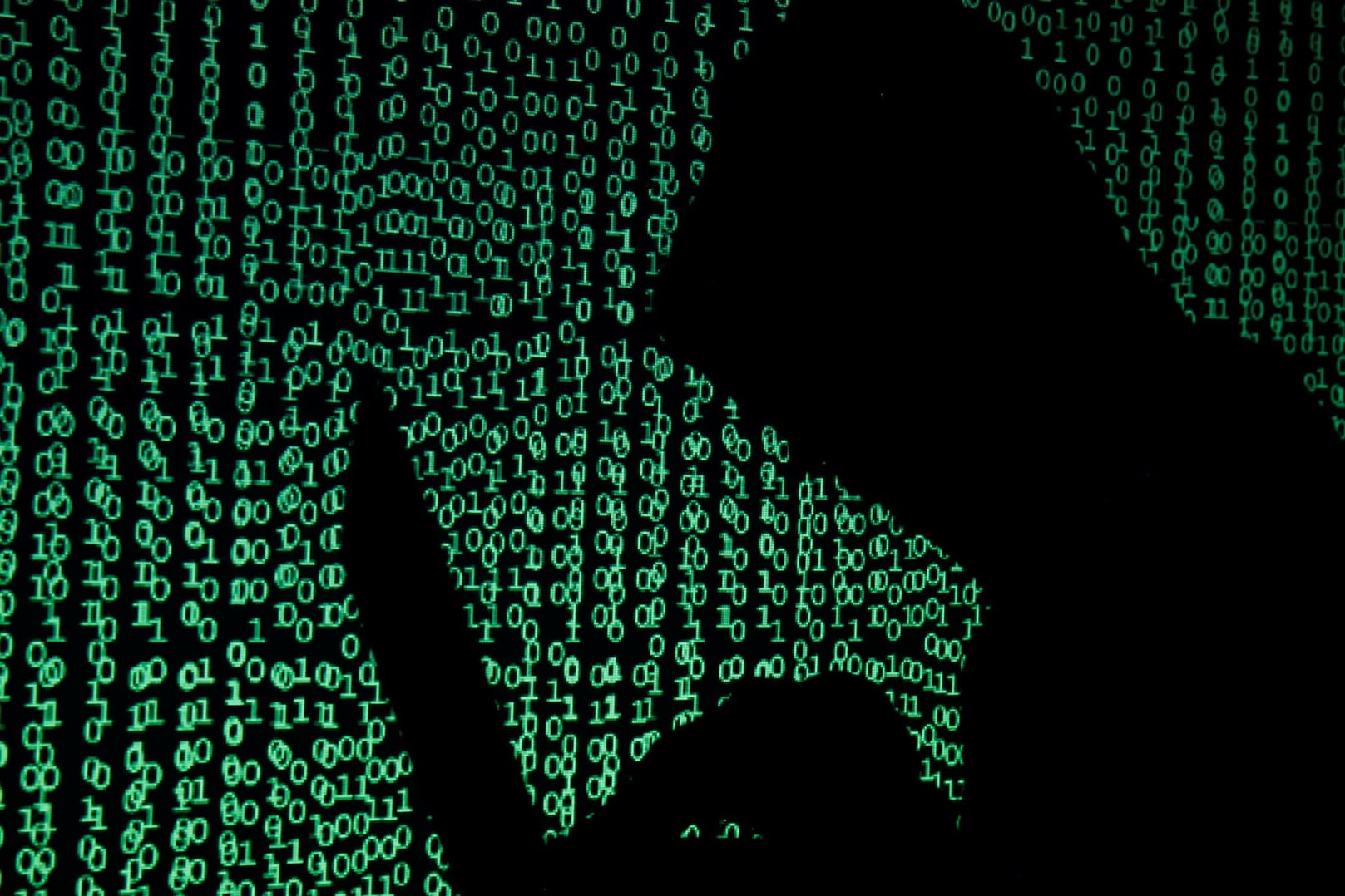 Der Schatten eines Mannes mit Laptop (Symbolbild): Russische Hacker sollen erneut Webseiten von US-Institutionen attackiert haben.