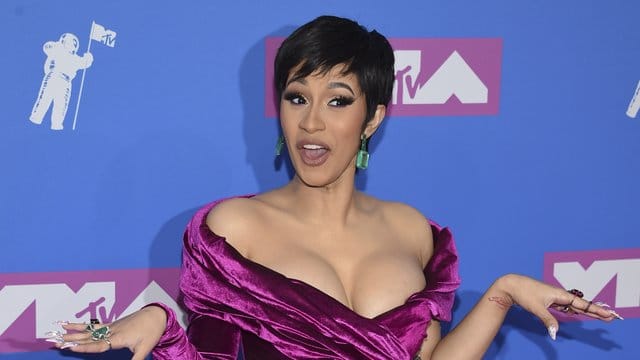 Cardi B meldet sich aus der Babypause zurück - und gewinnt drei Awards.