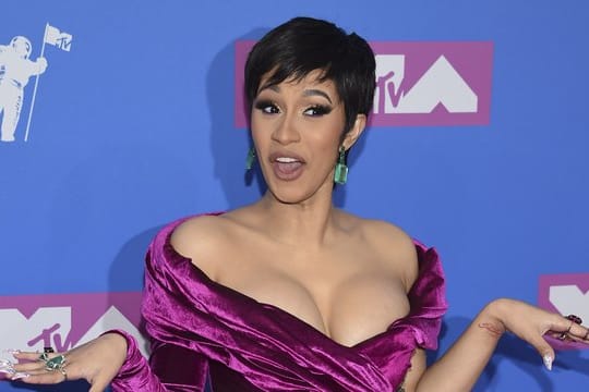 Cardi B meldet sich aus der Babypause zurück - und gewinnt drei Awards.