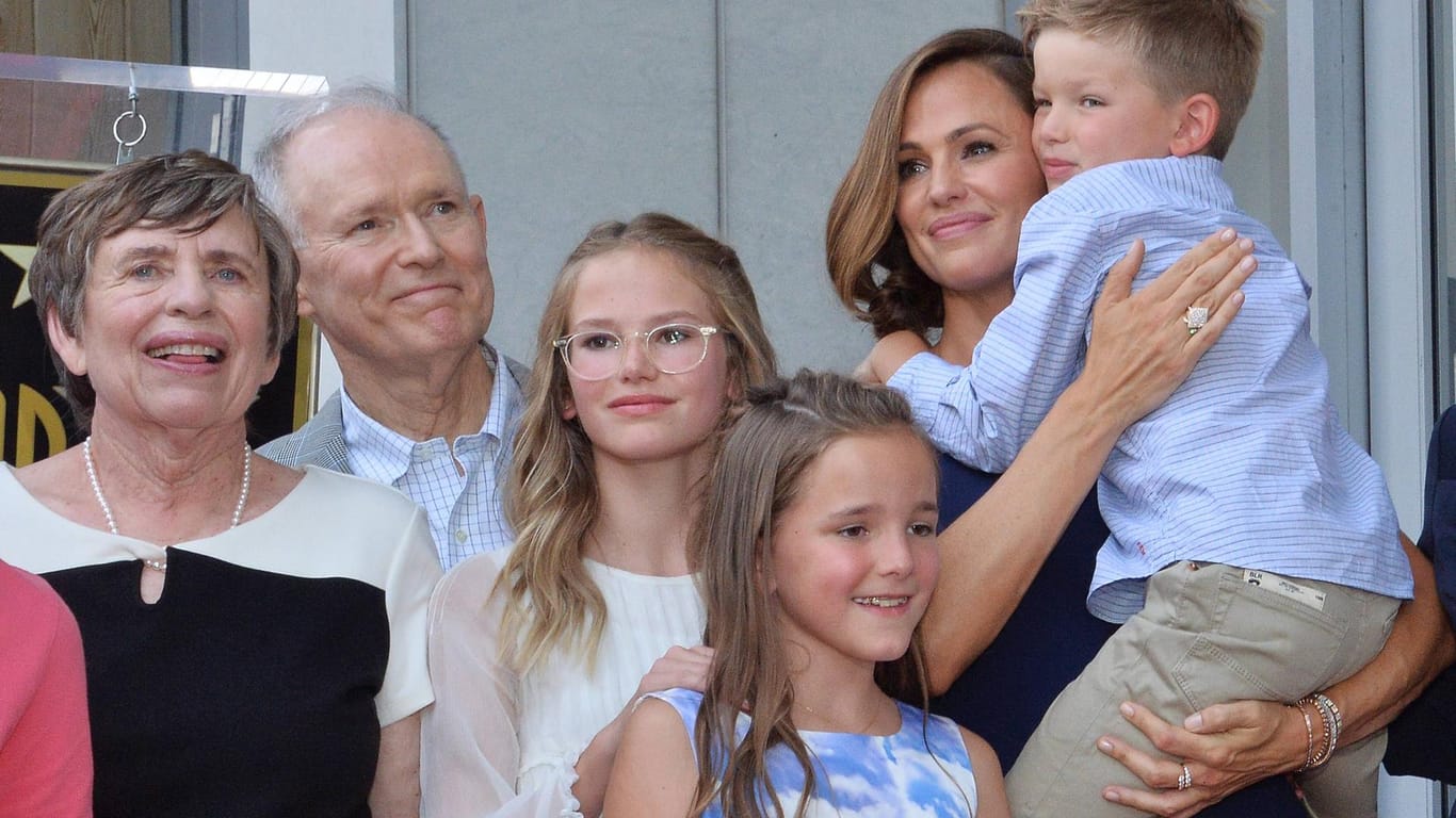 Umgeben von ihren Liebsten: Jennifer Garner mit ihren drei Kindern Violet, Seraphina und Samuel Garner sowie ihrer Mutter Patricia und Vater William.