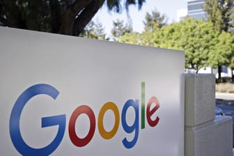 Der Google-Schriftzug am Firmensitz in Mountain View, Kalifornien: Ein Mann klagt gegen den Konzern wegen ungewollter Standortbestimmung von Smartphone-Nutzern.