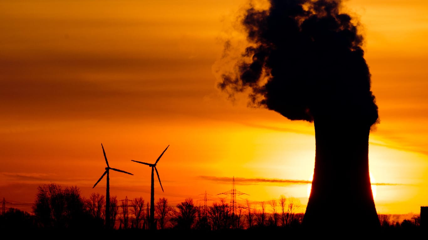 Die aufgehende Sonne hinter dem Kohlekraftwerk Mehrum: Bis 2030 sollen 32 Prozent des Energiebedarfs aus nachhaltigen Quellen stammen. (Archivbild)