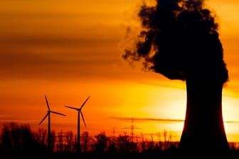 Die aufgehende Sonne hinter dem Kohlekraftwerk Mehrum: Bis 2030 sollen 32 Prozent des Energiebedarfs aus nachhaltigen Quellen stammen. (Archivbild)