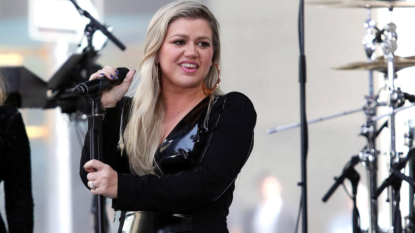 Kelly Clarkson: Sie gratulierte zwei Fans und erntete dafür Kritik.