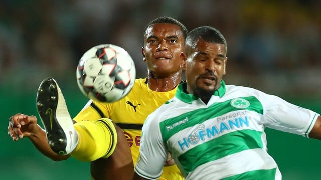 Der Fürther Daniel Keita-Ruel (r) kämpft mit Manuel Akanji um den Ball.