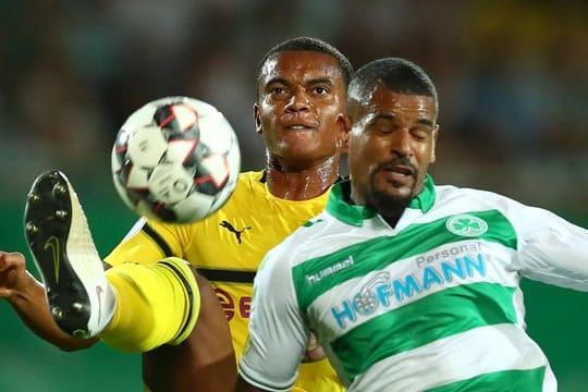 Der Fürther Daniel Keita-Ruel (r) kämpft mit Manuel Akanji um den Ball.