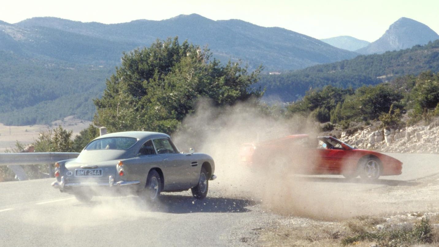 Verfolgungsjagd im DB5: Ab 1965 war der Aston Martin 30 Jahre lang nicht mehr in Bond-Filmen zu sehen. Seit "GoldenEye" (1995) hat er wieder regelmäßige Auftritte.