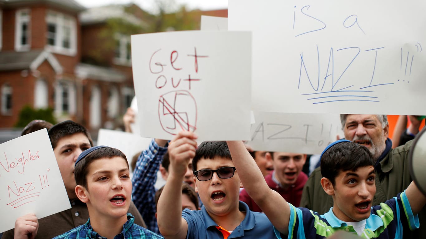 Schüler demonstrieren 2017 vor dem früheren Haus von Jakiv Palij in New York.