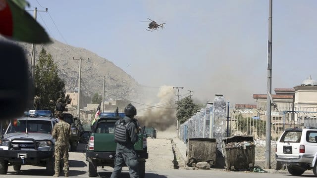 Ein Militärhubschrauber zielt auf ein Haus in dem sich Angreifer verstecken sollen. Ein Militärhubschrauber zielt auf ein Haus in dem sich Angreifer verstecken sollen.
