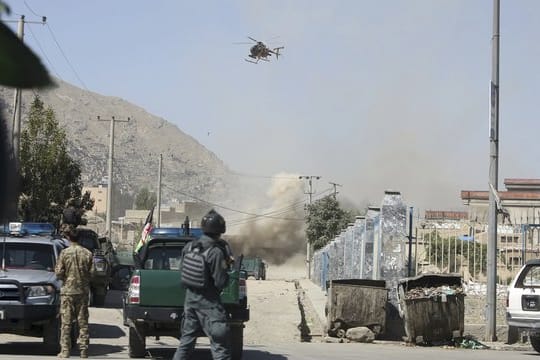 Ein Militärhubschrauber zielt auf ein Haus in dem sich Angreifer verstecken sollen.