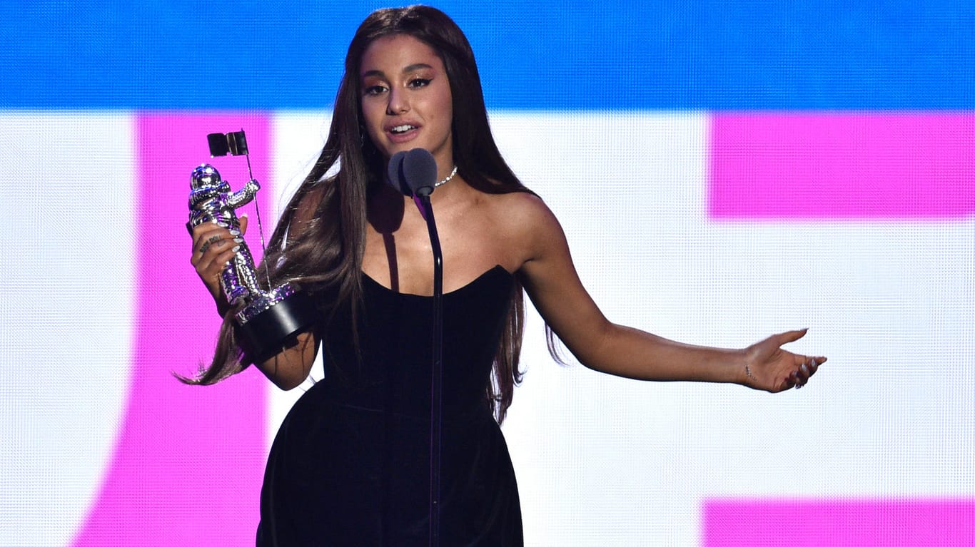 Eine der Gewinnerinnen: Ariana Grande dankt Fans und ihrem Verlobten.