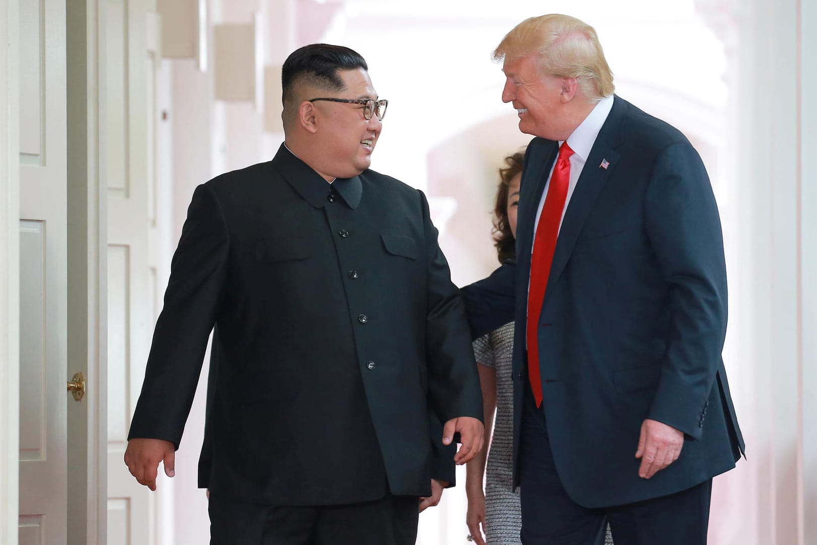 US-Präsident Donald Trump mit Nordkoreas Machthaber Kim Jong Un bei dem Treffen im Juni: Trump betonte, dass die Chemie zwischen ihnen stimme (Archivbild)