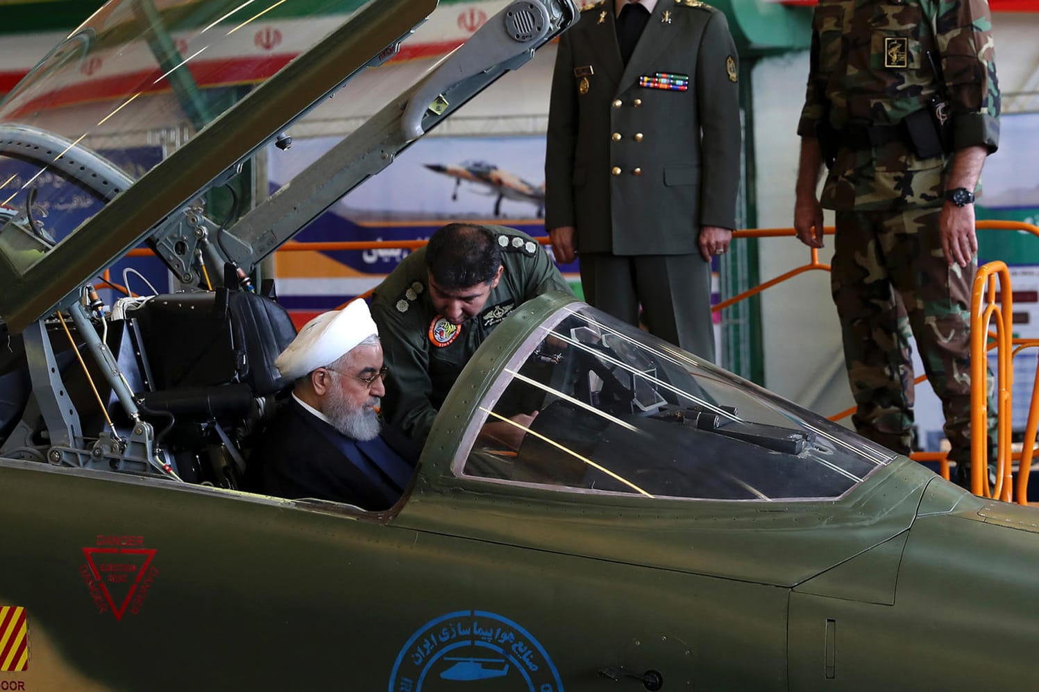 Präsident Hassan Ruhani in dem neuen Kampfjet: Das Flugzeug soll "zu hundert Prozent" im Iran gefertigt worden sein.