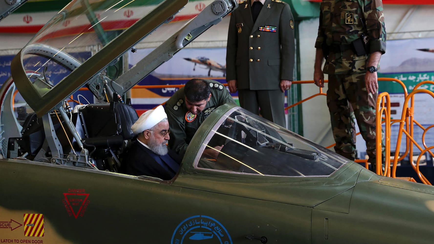 Präsident Hassan Ruhani in dem neuen Kampfjet: Das Flugzeug soll "zu hundert Prozent" im Iran gefertigt worden sein.