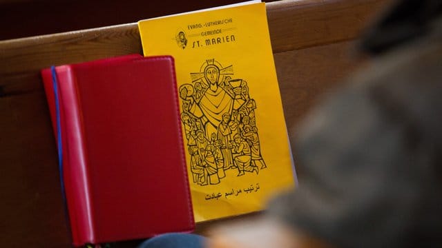 Gesangsbuch in einer Kirche: Sakrale Räume haben eine jahrhundertealte Schutztradition. Gesangsbuch in einer Kirche: Sakrale Räume haben eine jahrhundertealte Schutztradition.