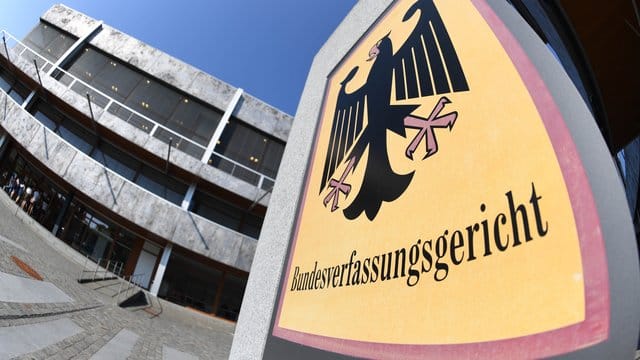 Das Bundesverfassungsgericht hat entschieden: Die Verbote gegen einen Hamas-Unterstützerverein, eine rechtsextreme Hilfsorganisation sowie einen Frankfurter Club der Hells Angels bleiben bestehen. Das Bundesverfassungsgericht hat entschieden: Die Verbote gegen einen Hamas-Unterstützerverein, eine rechtsextreme Hilfsorganisation sowie einen Frankfurter Club der Hells Angels bleiben bestehen.