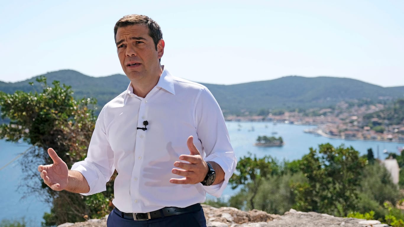 Premier Alexis Tsipras: An einem symbolträchtigen Ort auf der Insel Ithaka verkündet er das Ende der Sparprogramme.