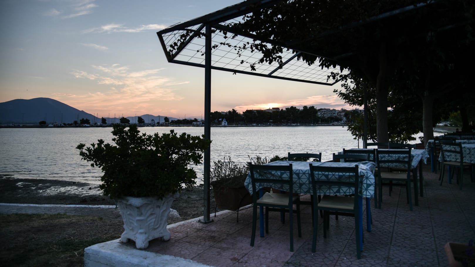 Idylle ohne Gäste: Strandtaverne in Nea Artaki auf Euboea.