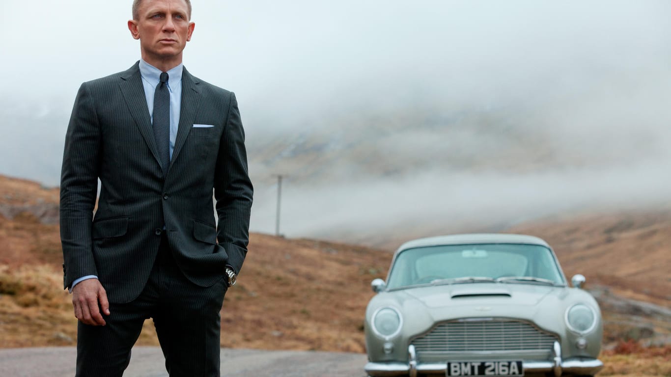 Agent 007 (Daniel Craig) mit seinem Aston Martin DB5: Mehr als 50 Jahre nach dem Ende seiner Bauzeit wird eine Kleinserie des Sportwagens entstehen.